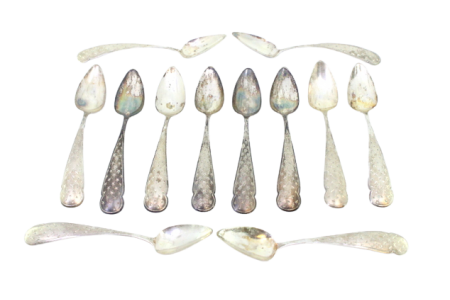 Conjunto de doze colheres de chá em prata com estrelas relevas no cabo.